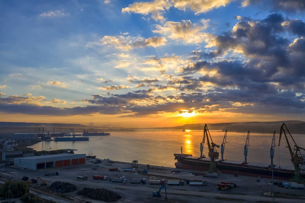 Optimalisasi Onshore Power Supply: Cetak Biru Dekarbonisasi dan Efisiensi Maritim di Empat Pelabuhan Utama
